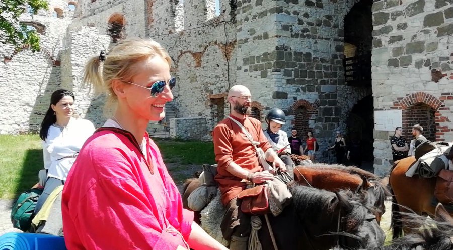 Jeźdźcy, konie i mnóstwo ludzi na zamku Tenczyn (WIDEO)