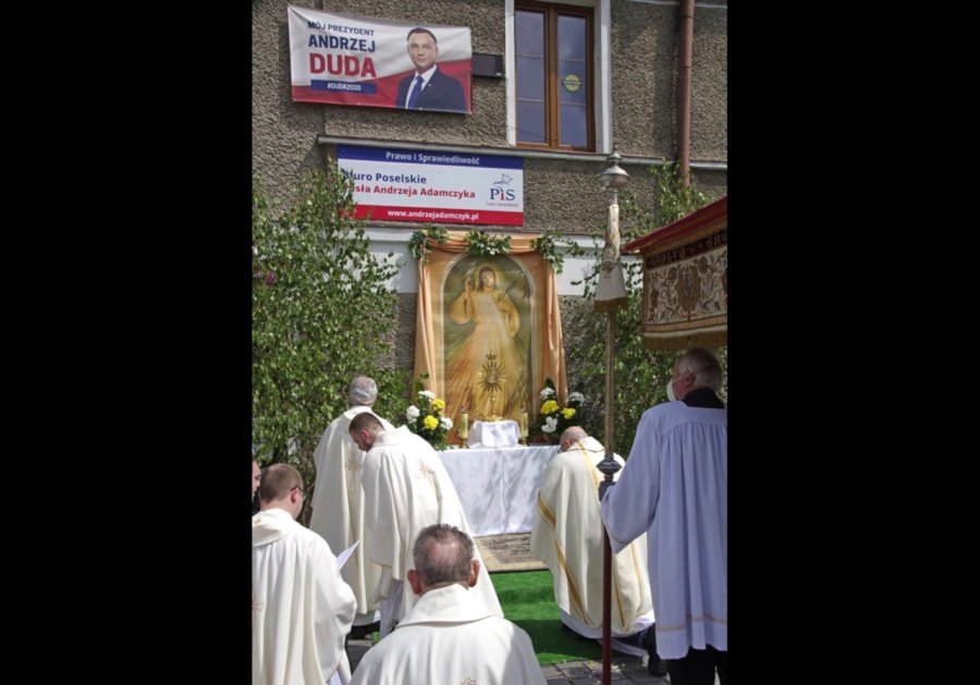 Podczas Bożego Ciała portret prezydenta Andrzeja Dudy wisiał nad ołtarzem