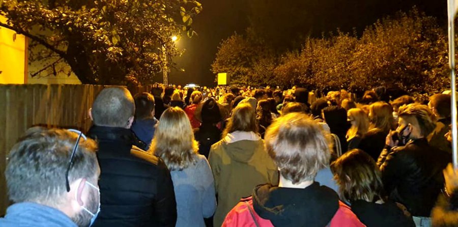 Setki ludzi w Krzeszowicach poszły pod dom ministra (ZDJĘCIA)