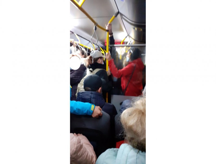 Poranny ścisk w autobusie ZKKM z Trzebini do Chrzanowa
