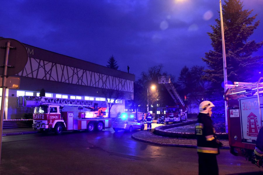 Uratowano mężczyznę stojącego na dachu galerii