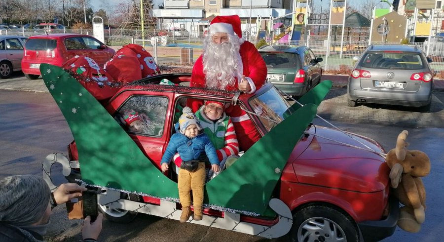 Mikołaj jeździ z elfami po Libiążu maluchem i rozdaje prezenty (WIDEO)