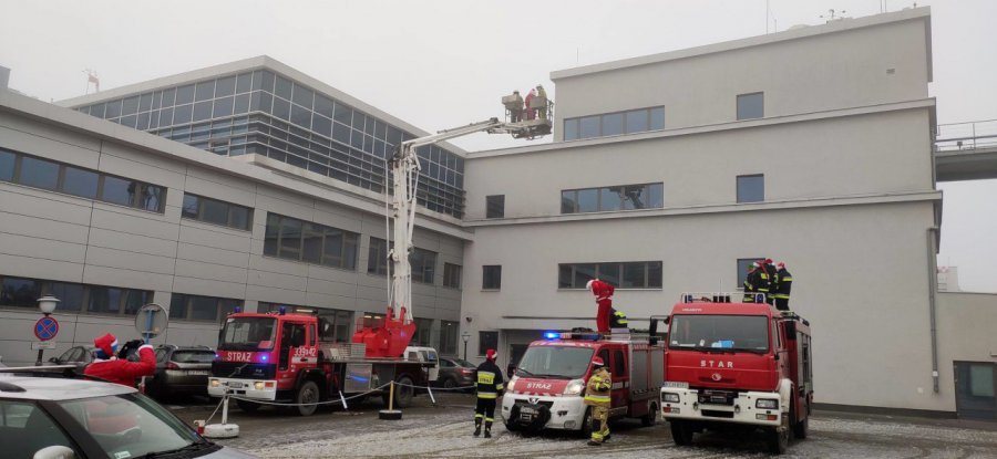 Mikołaj machał do dzieci w szpitalu z podnośnika strażackiego