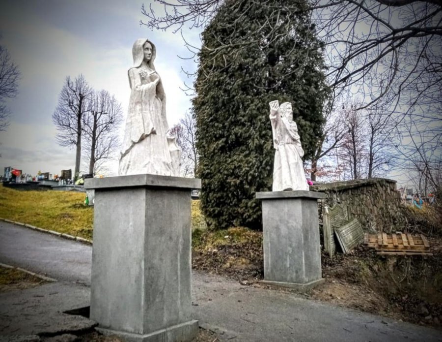Figury św. Marii Magdaleny i św. Andrzeja stanęły przy cmentarzu
