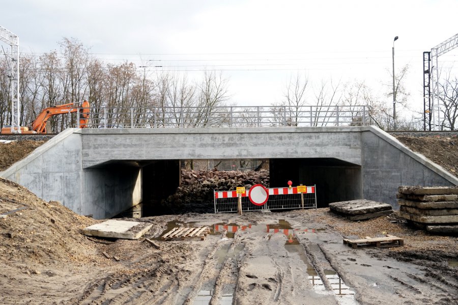 Pierwszy nowy wiadukt kolejowy w Chrzanowie już widać. Kiedy zostaną zamknięte następne? (ZDJĘCIA)