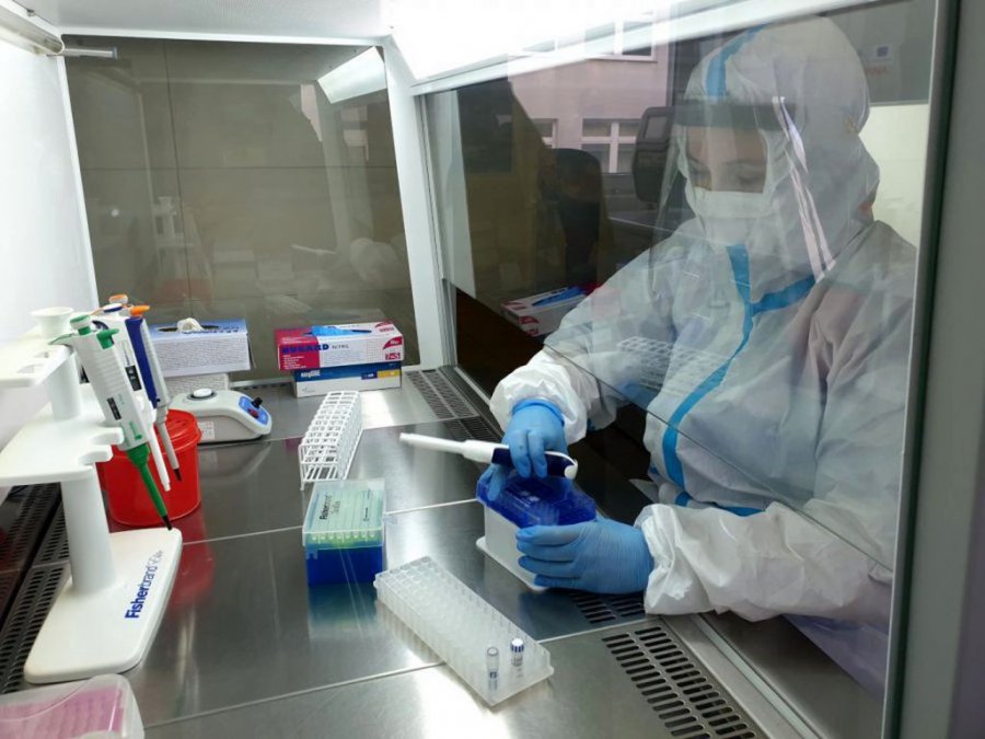 Szpital zarabia miliony na testach na koronawirusa