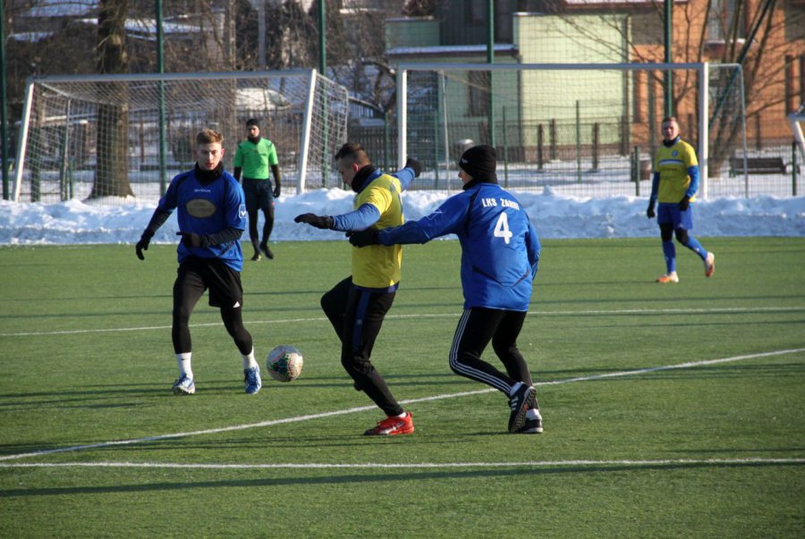Piłkarze Fabloku w meczu rozegranym w śnieżnej scenerii lepsi od Żarek (WIDEO, ZDJĘCIA)