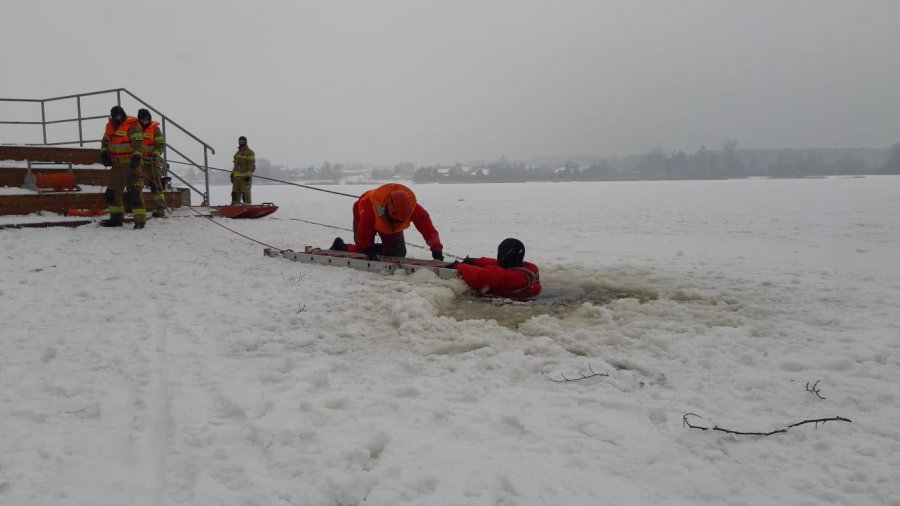 Strażacy przestrzegają: Już nie wchodźcie na lód