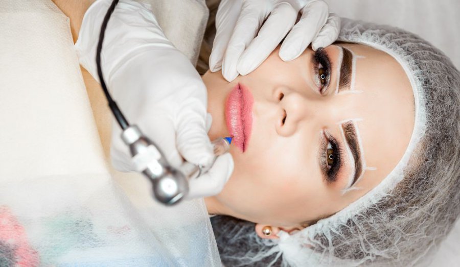 Co warto wiedzieć o makijażu permanentnym ust?