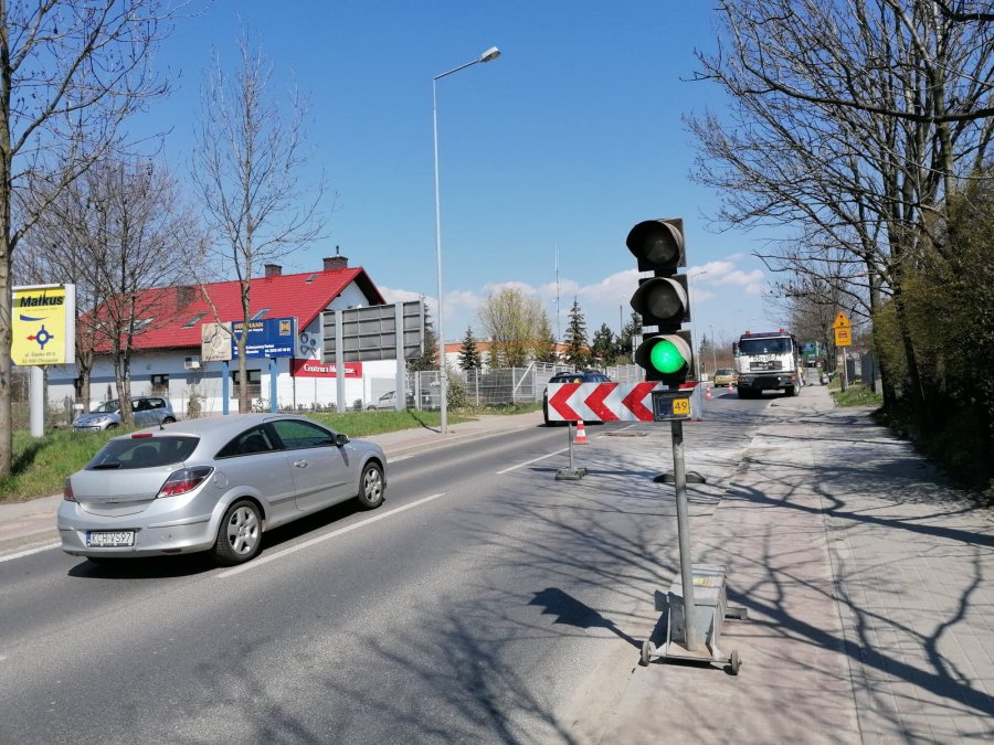 Kierowcy stoją w korkach na tymczasowych światłach na ulicy ks. Skorupki