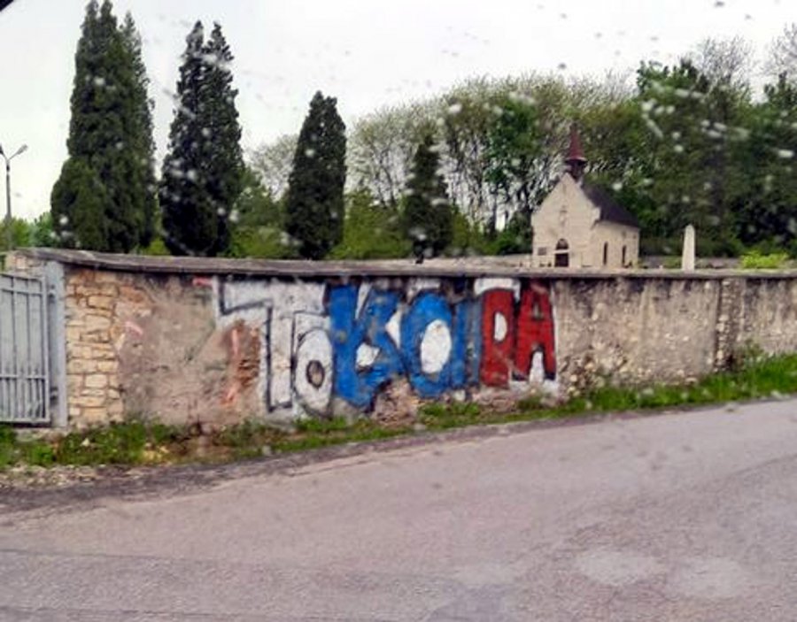 Ktoś pomalował mur cmentarza w Libiążu