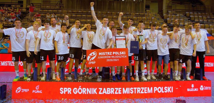Piłkarz ręczny z Chrzanowa cieszył się ze zdobycia mistrzostwa Polski