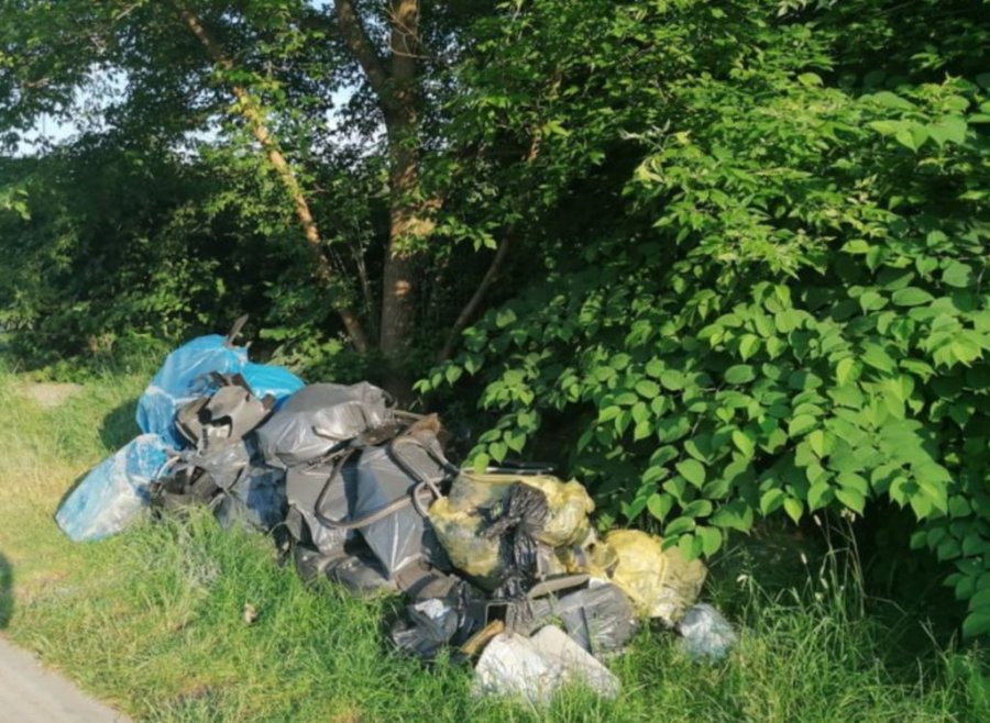 Rośnie sterta odpadów przy cmentarzu w Trzebini