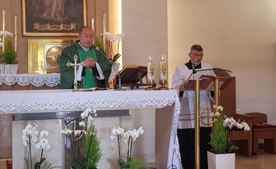 Nowy proboszcz uroczyście objął parafię w Chrzanowie-Kątach (WIDEO)