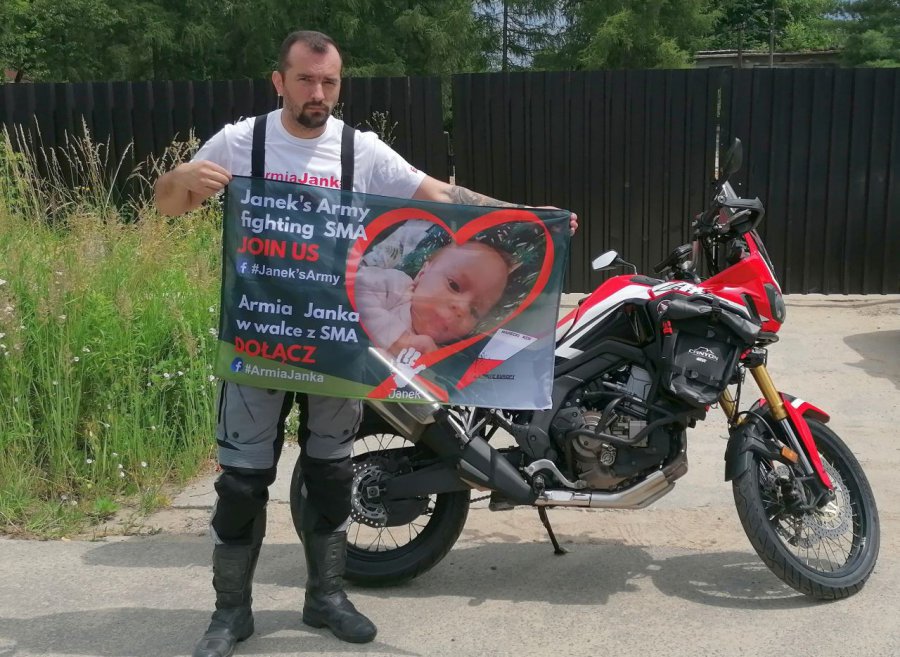 Motocyklista z Chrzanowa przejedzie ponad 15 tysięcy kilometrów dla chorego Janka