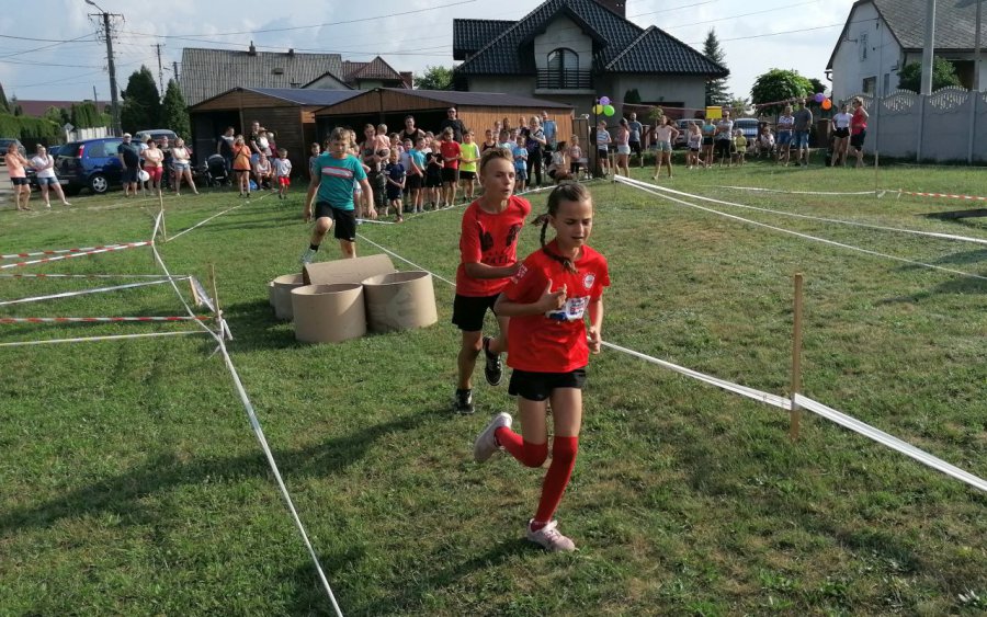 Bieg Tatara w Żarkach. Dzieci pokonywały przeszkody, dorośli dopingowali (WIDEO, ZDJĘCIA)
