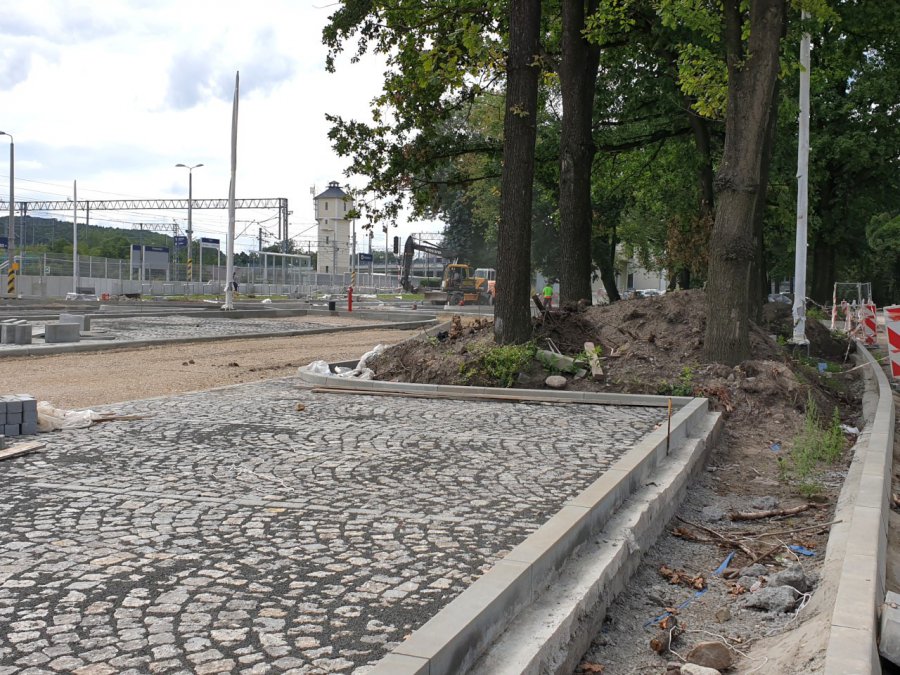 Niedługo powinna się skończyć budowa parkingu przy dworcu w Krzeszowicach (WIDEO)