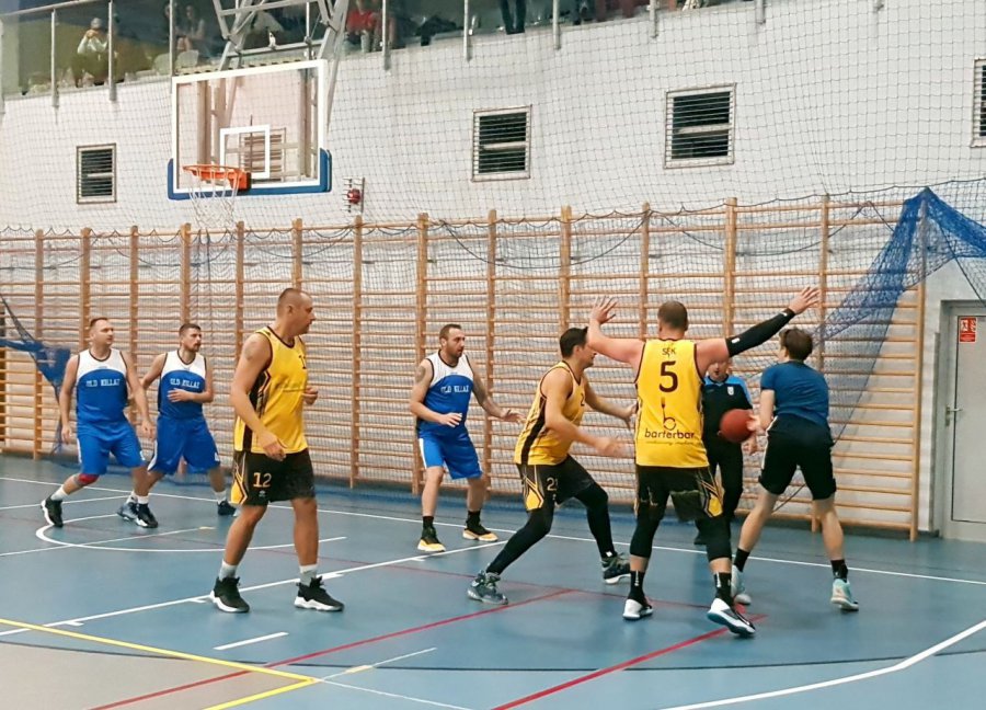 Trwają rozgrywki Amatorskiej Ligi Koszykówki Mamba w Chrzanowie. Emocji pod koszem nie brakuje (WIDEO, ZDJĘCIA)