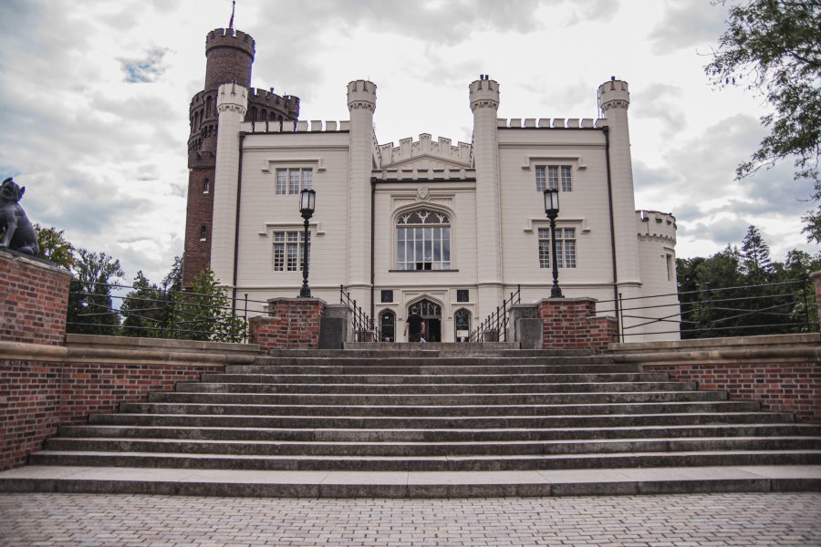 Zaledwie kilka kilometrów od Poznania znajduje się miejscowość Kórnik, w której stoi przepiękny zamek