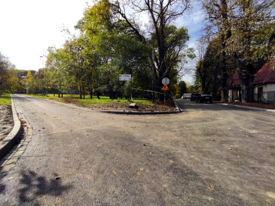 Są już nowe drogi asfaltowe w rewitalizowanym parku w chrzanowskim Kościelcu