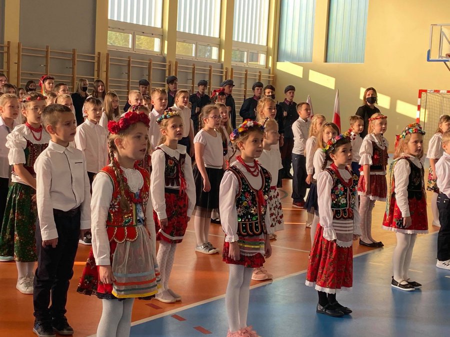 Do Hymnu! Uczniowie z Myślachowic wzięli udział w ogólnopolskiej akcji (WIDEO, ZDJĘCIA)