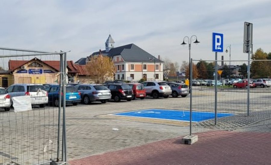Nowy parking przy dworcu kolejowym w Trzebini czeka na otwarcie, ale... kierowcy nie czekają