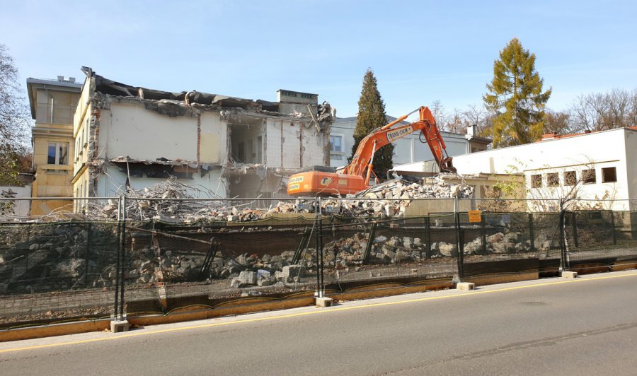 Rozpoczęło się wielkie burzenie budynków balneologii w Krzeszowicach (WIDEO, ZDJĘCIA)