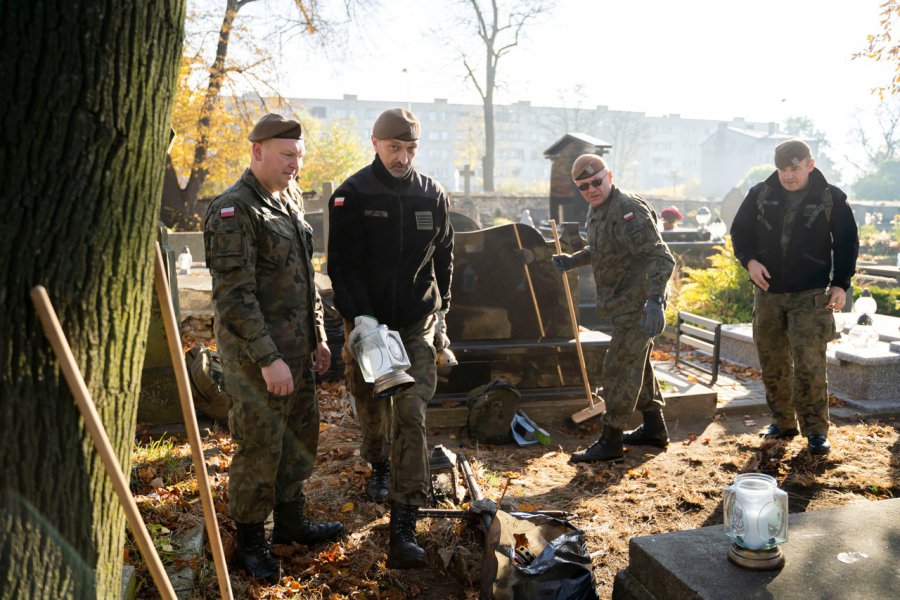 Żołnierze posprzątali groby na cmentarzu w Chrzanowie
