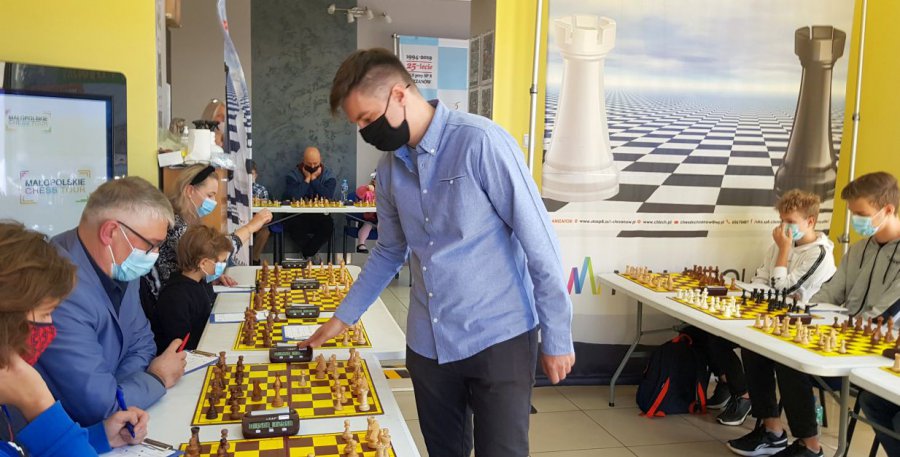 Arcymistrz z Chrzanowa zagrał jednocześnie z 19 szachistami (WIDEO, ZDJĘCIA)