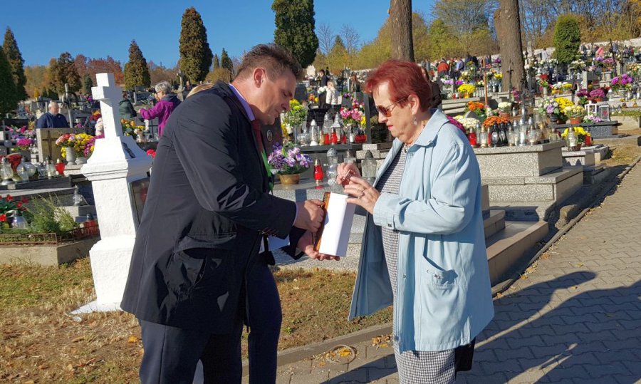 Odwiedzający cmentarz w Libiążu kolejny raz zapełnili puszki (WIDEO, ZDJĘCIA) 