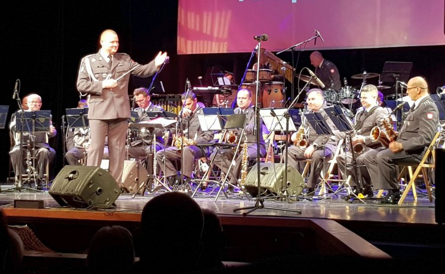 Orkiestra wojskowa zagrała w Chrzanowie na patriotycznie i jazzowo (WIDEO)