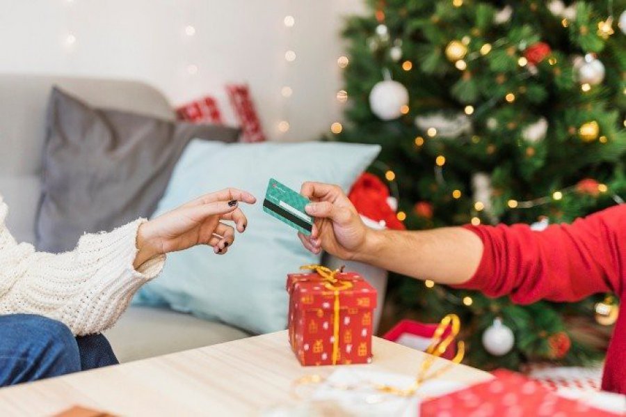 Odroczone płatności czy szybkie pożyczki? W jaki sposób Polacy pokrywają świąteczne wydatki?
