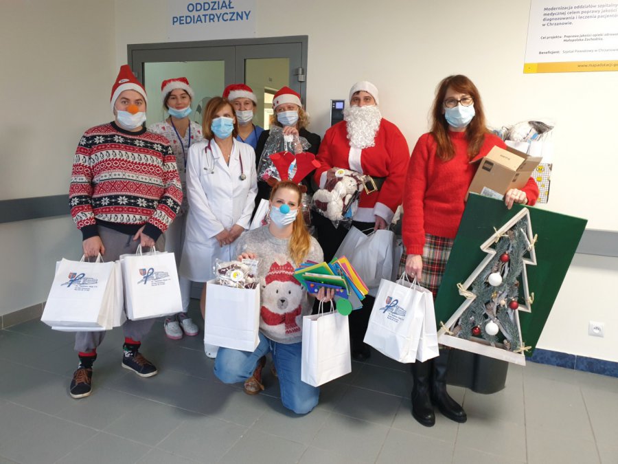 Mikołaj przekazał paczki dla chorych dzieci na oddziale pediatrycznym w szpitalu