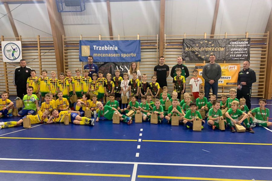 W piłkę w Trzebini zagrało 350 dzieci. Każdy zawodnik dostał prezent i medal