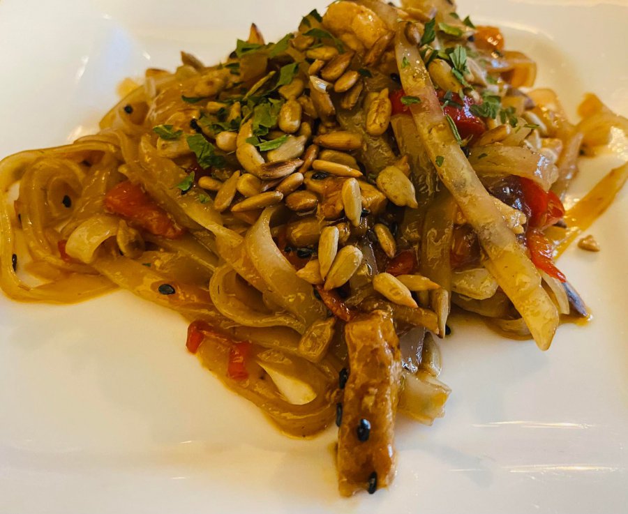 Przepis na aromatyczny i prosty obiad. Tajski makaron z kurczakiem i paprykami