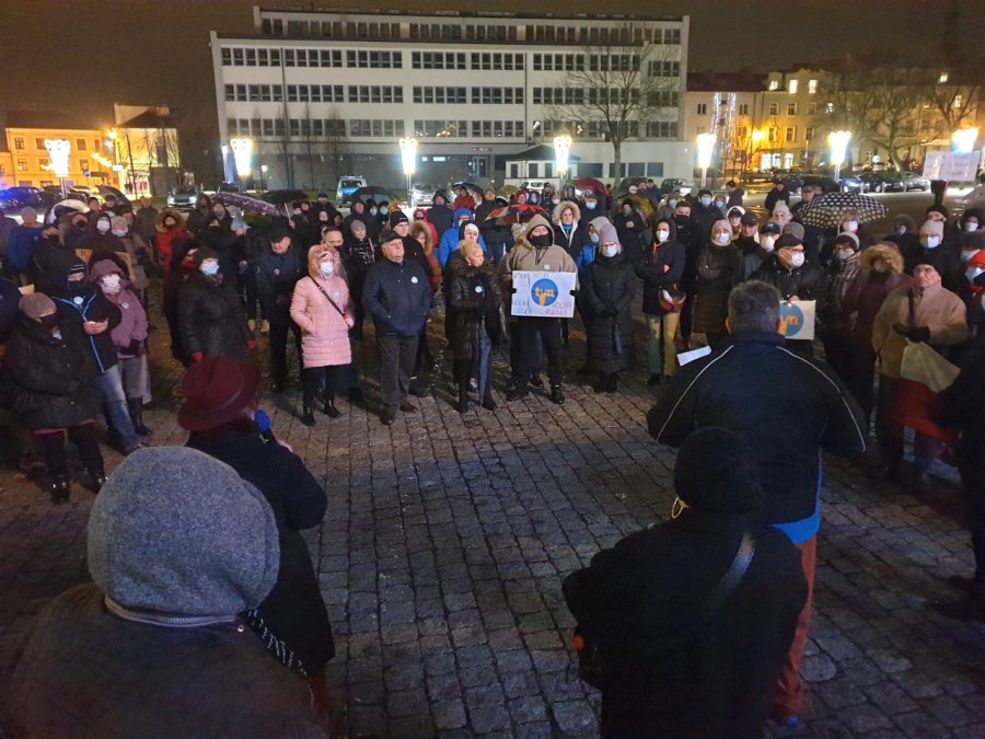 Prawie dwieście osób protestowało w Chrzanowie w sprawie lex TVN i wolności mediów (WIDEO)