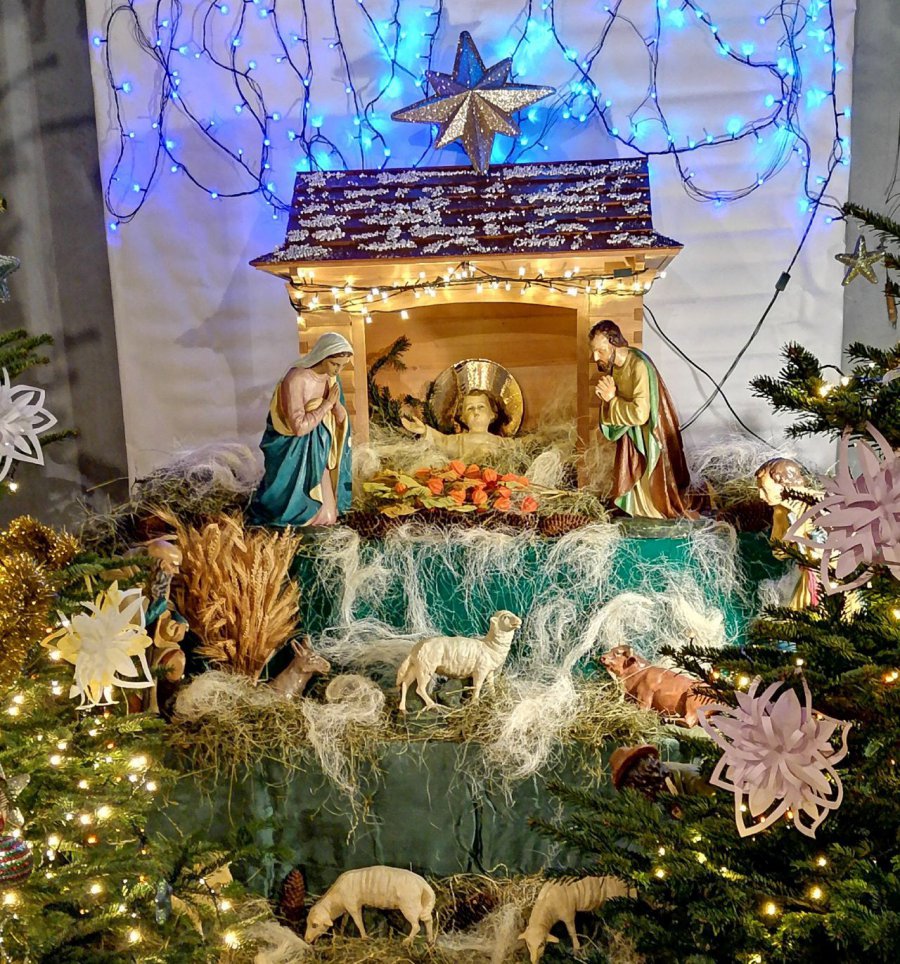 Przychodzący do kościołów w Boże Narodzenie podziwiają szopki