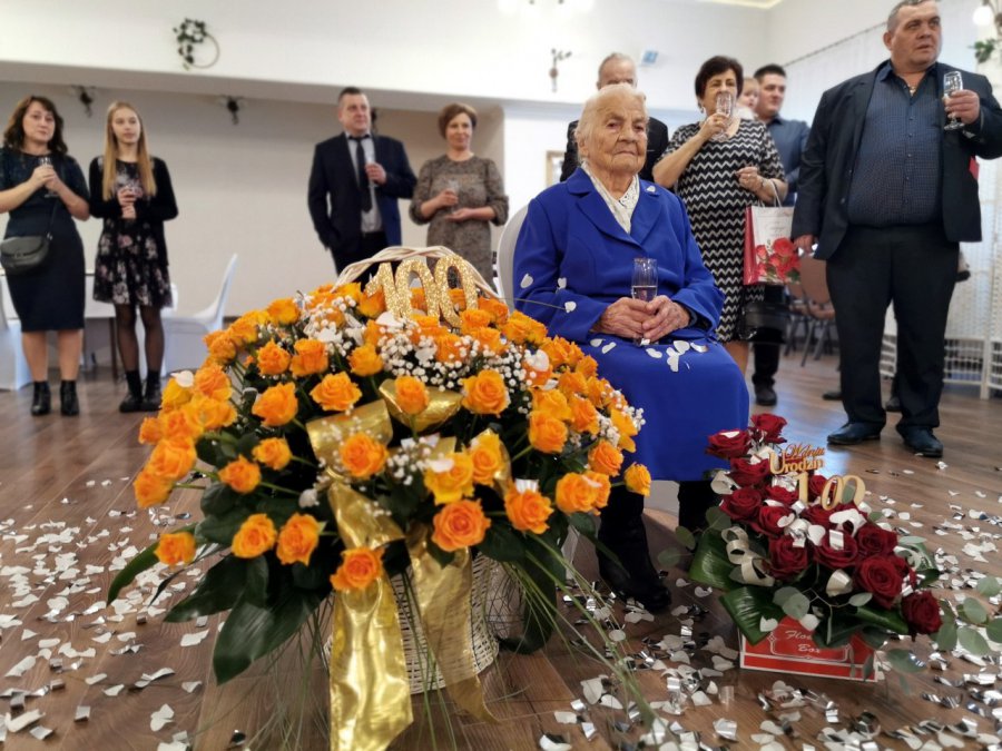 Antonina Wierzba świętowała 100 lat. Były życzenia, muzyka i konfetti (WIDEO, ZDJĘCIA)