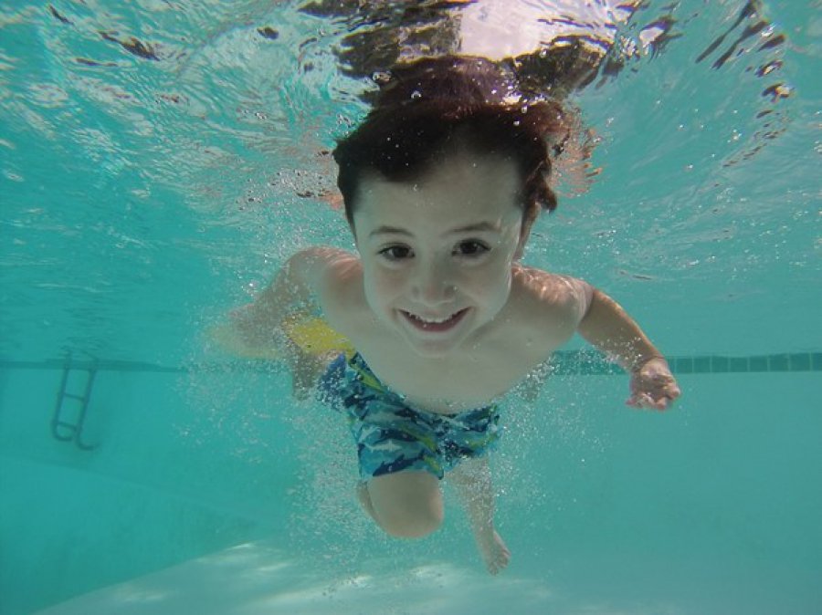 Jak pływanie wpływa na rozwój dziecka?