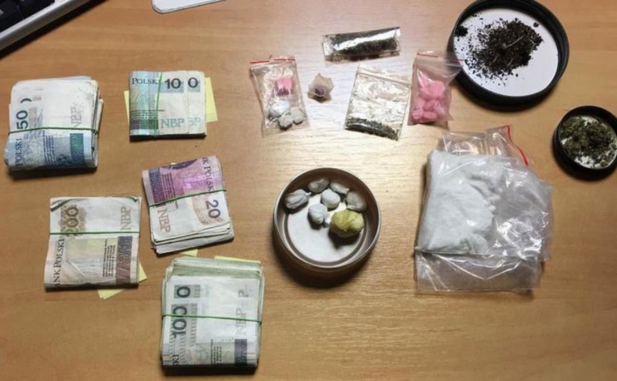 Policjanci znaleźli ponad 70 gramów narkotyków. Przy okazji zatrzymali nieletnią „na gigancie” 