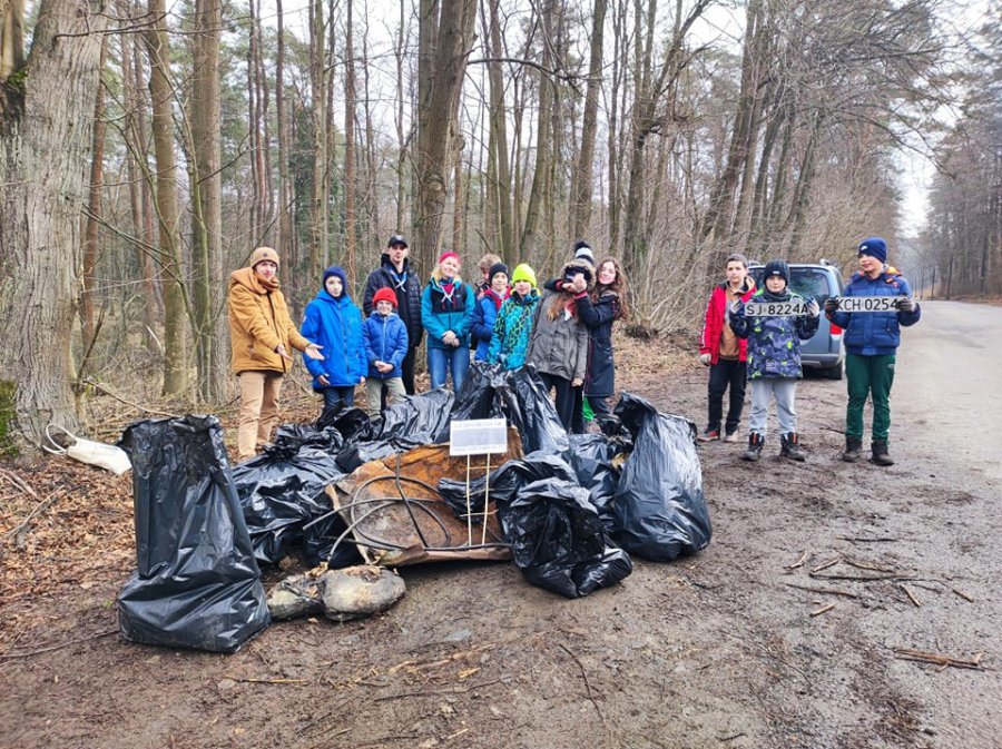 Mieszkańcy sprzątali Las Zwierzyniecki. Wynieśli 20 worków śmieci