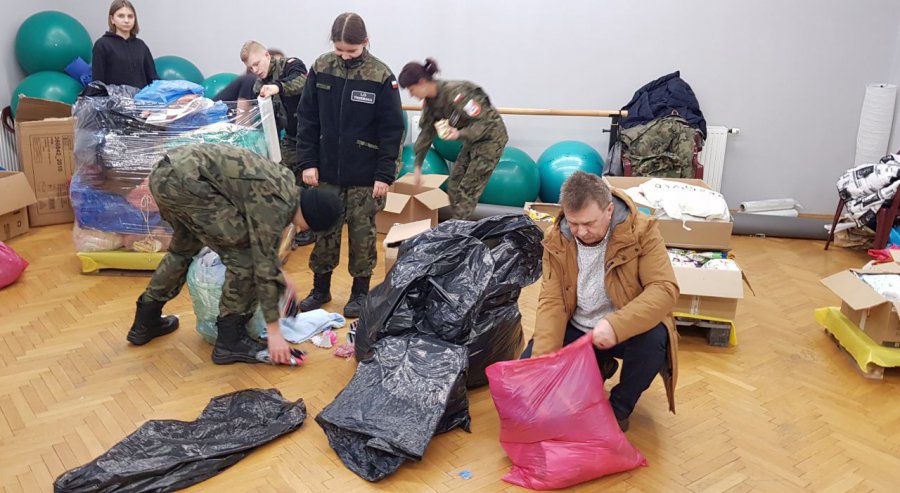 Wolontariusze długo pakowali dary dla Ukraińców przywiezione przez mieszkańców Trzebini (WIDEO, ZDJĘCIA) 