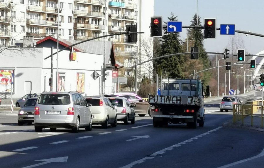 „Putin ch...j” na samochodzie jadącym przez Chrzanów