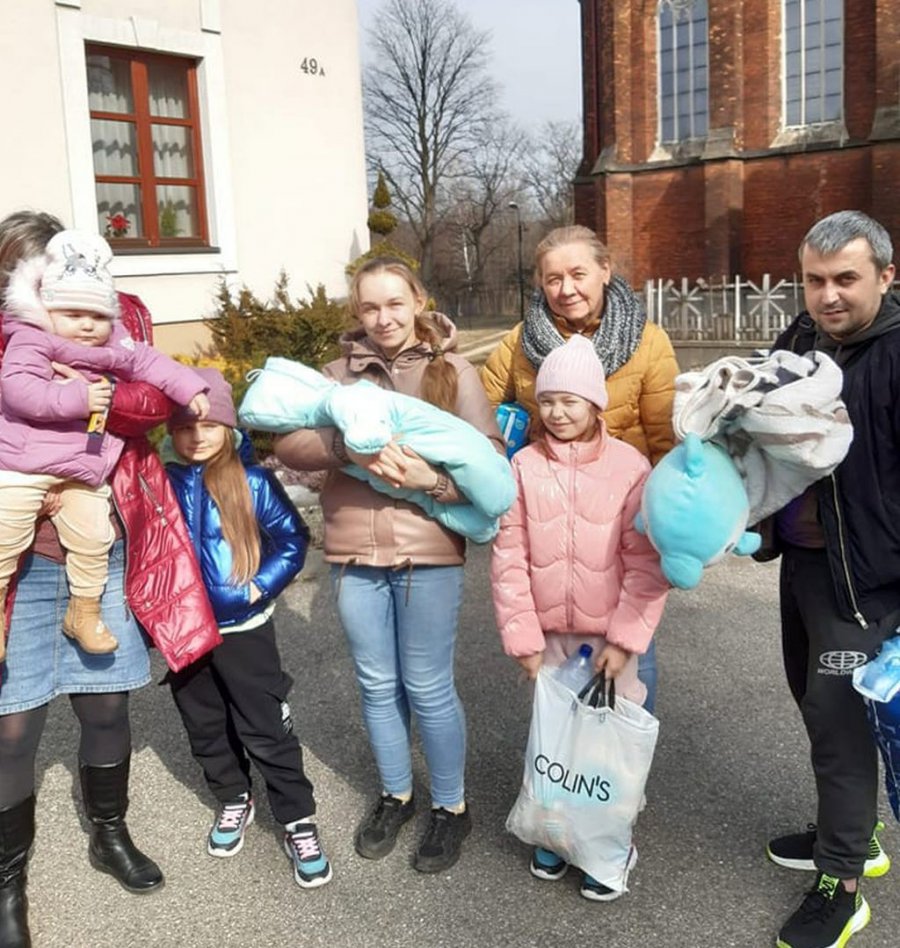 Parafia z Trzebini przyjęła uchodźców z Ukrainy. Przyjechali bez dobytku. Wspomogli ich ludzie