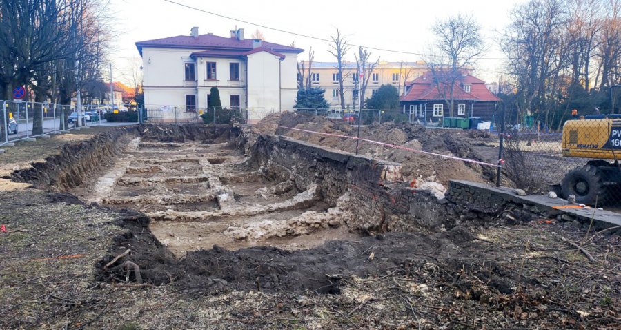 Fundamenty dawnych obiektów uzdrowiska znalezione podczas budowy sali gimnastycznej (ZDJĘCIA)