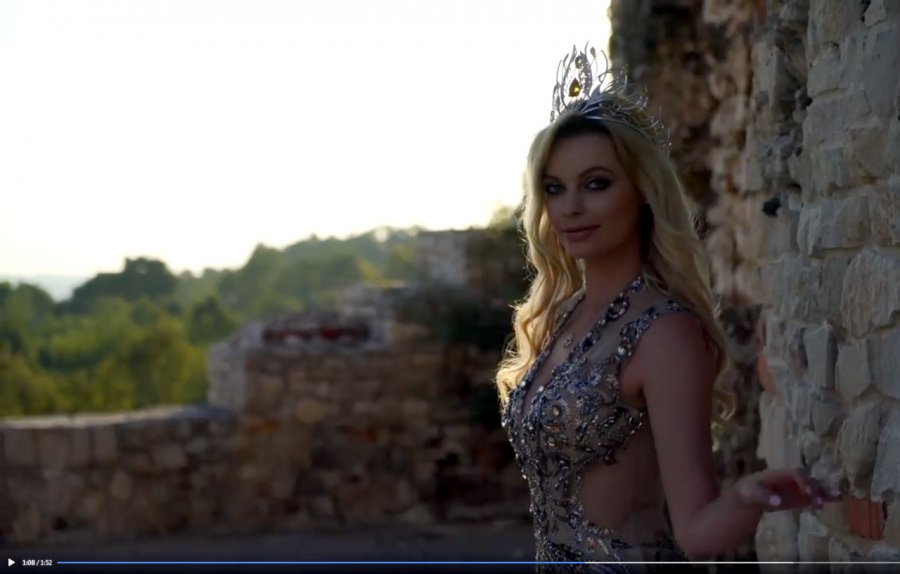 Miss World 2021 Karolina Bielawska odwiedziła zamek Tenczyn