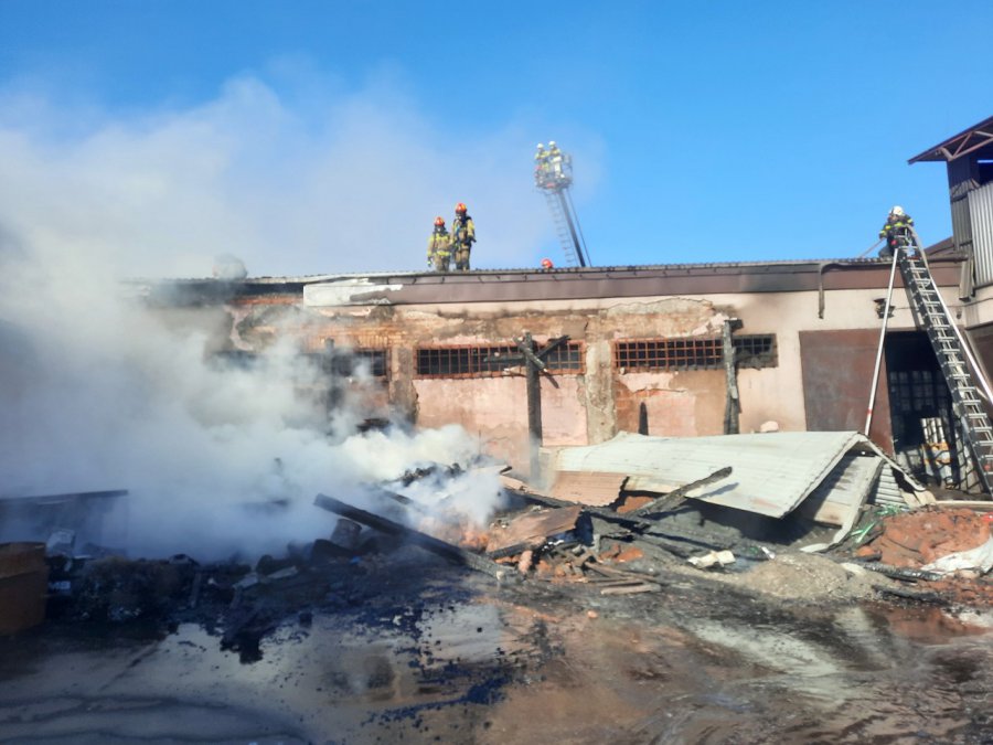 Pożar wybuchł przy hali produkcyjnej w Trzebini