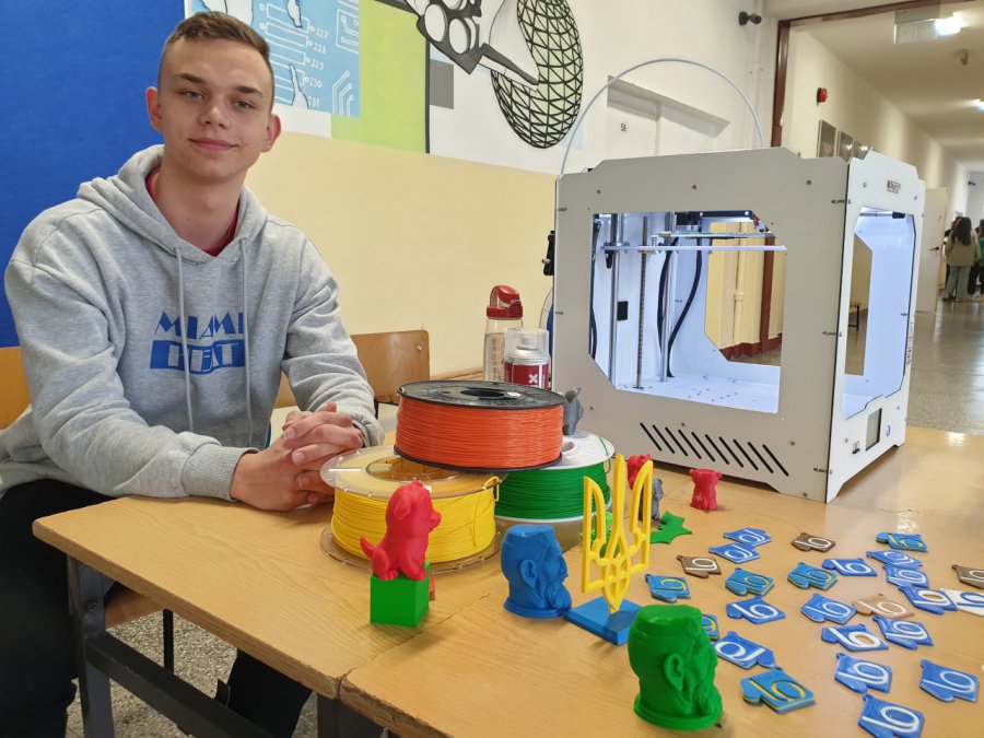 W ramach poparcia dla Ukrainy licealiści wydrukowali ukraiński herb w drukarce 3D (WIDEO)