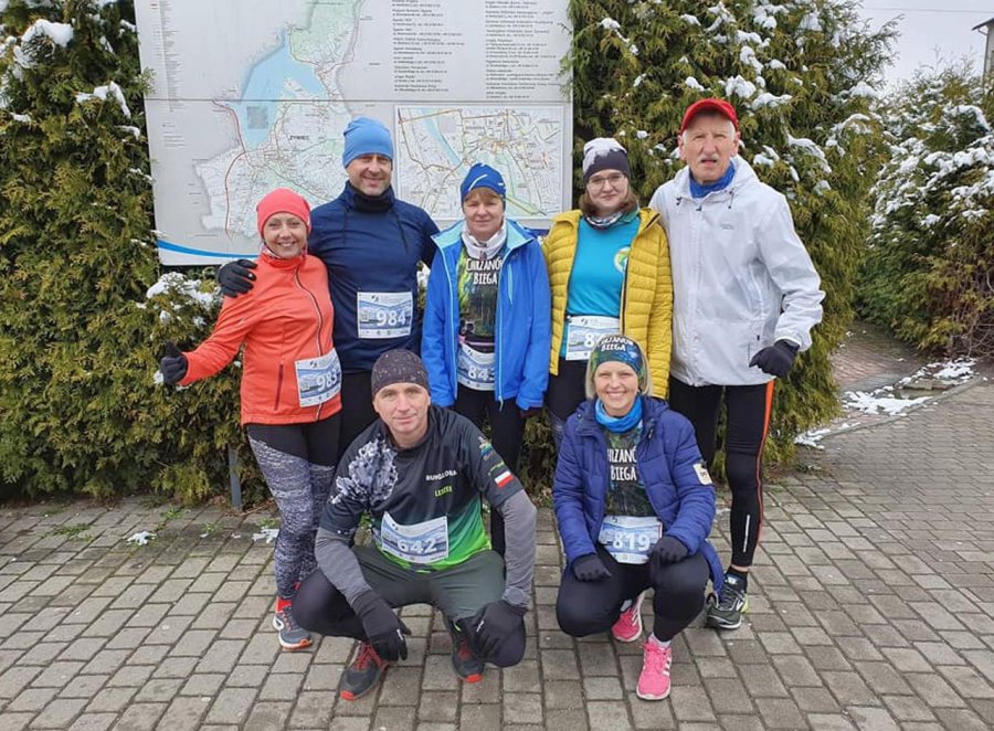 Nasi zawodnicy pobiegli dookoła Jeziora Żywieckiego. W zimowej scenerii pokonali półmaraton