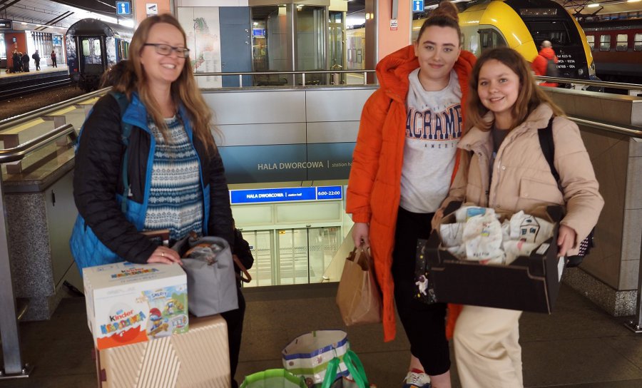 Тисячу кіндерів для українських дітей: як на краківському вокзалі волонтери з Хшанова роздають допомогу